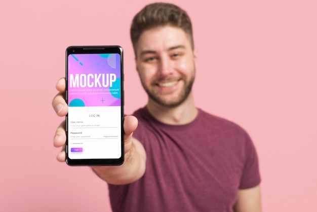 Homem desfocado mostrando maquete digital de smartphone
