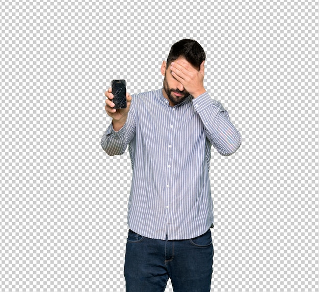 PSD homem elegante, com, camisa, com, perturbado, segurando, quebrada, smartphone