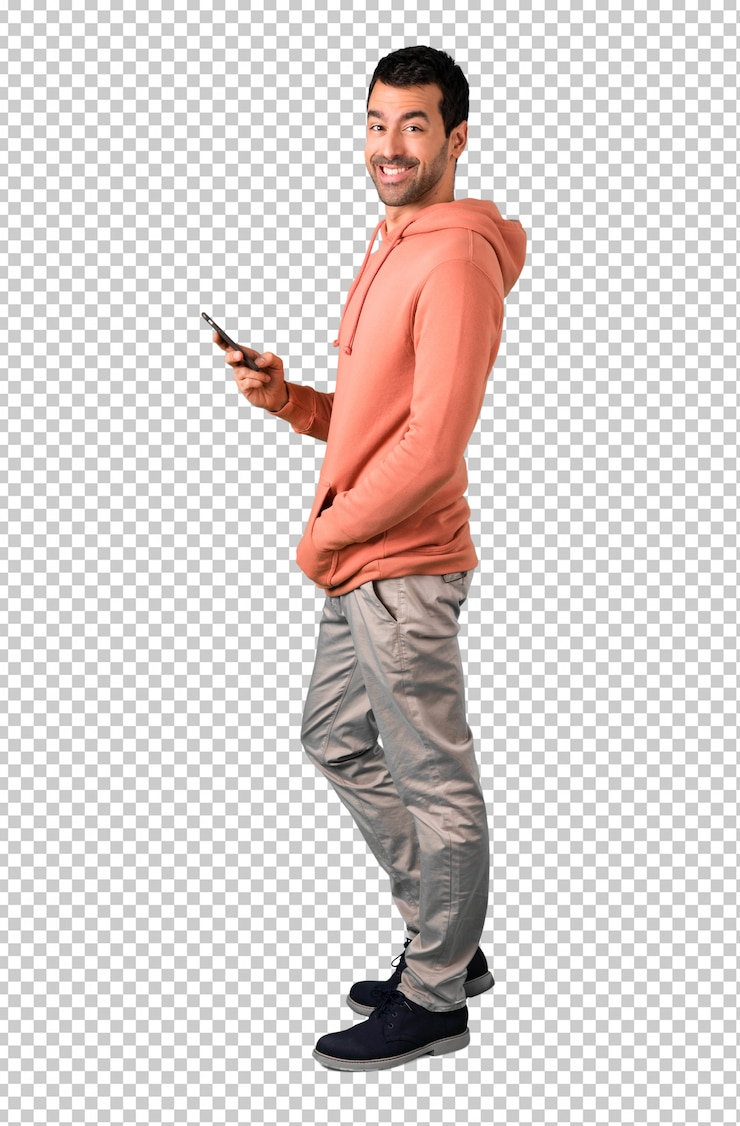PSD homem em uma camisola rosa olhando para a câmera e sorrindo enquanto estiver usando o celular
