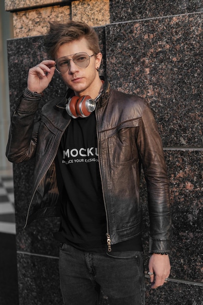 Homem estiloso de maquete de camiseta com fones de ouvido