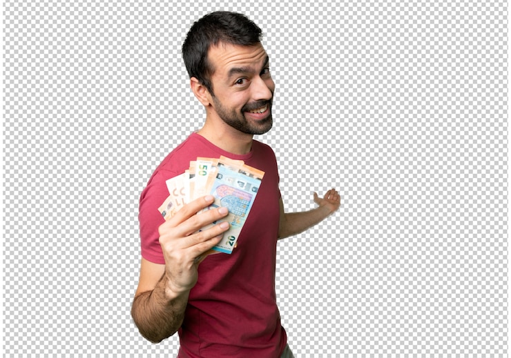 PSD homem levando muito dinheiro apontando para trás e apresentando um produto