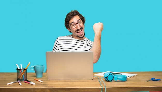 homem louco com laptop comemorando