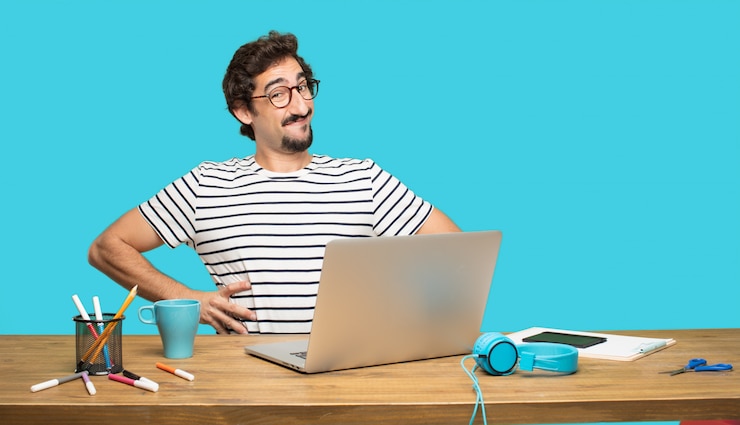 PSD homem louco com laptop em pose satisfeito