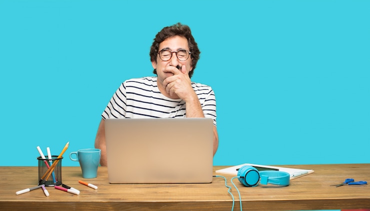 PSD homem louco com laptop está entediado