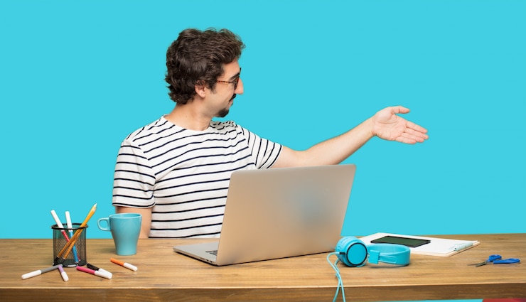 PSD homem louco com laptop esticando a mão