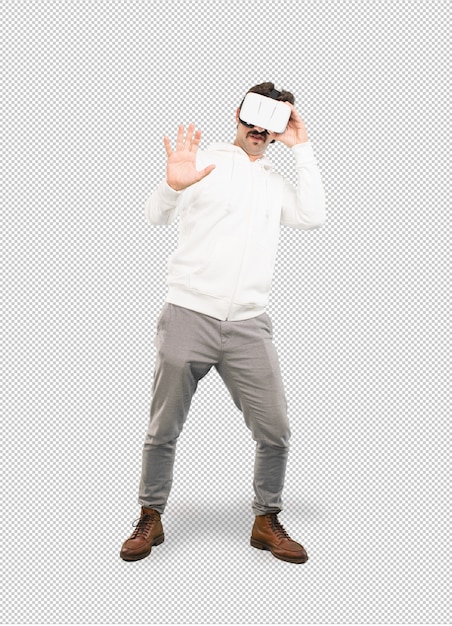 Homem louco com óculos vr