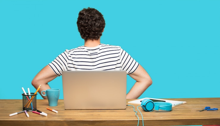 PSD homem louco por trás com laptop