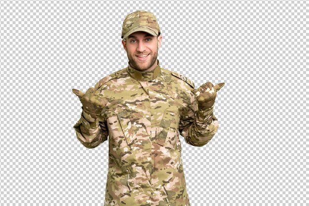 Homem militar sobre fundo de chave de croma isolado com polegar para cima gesto e sorrindo