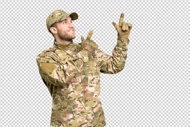 Homem militar sobre isolado chroma chave fundo apontando com o dedo indicador uma ótima ideia