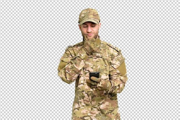 Homem militar sobre isolado chroma chave fundo pensando e enviando uma mensagem