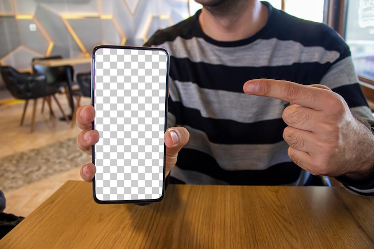 PSD homem mostrando a tela do smartphone
