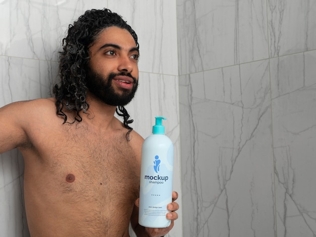 PSD homem mostrando design de maquete de frasco de shampoo