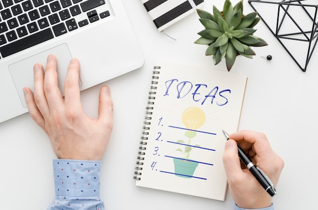 Homem na mesa escrevendo no modelo de caderno