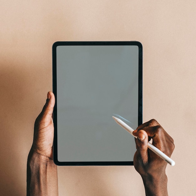 PSD homem negro usando maquete de tablet digital