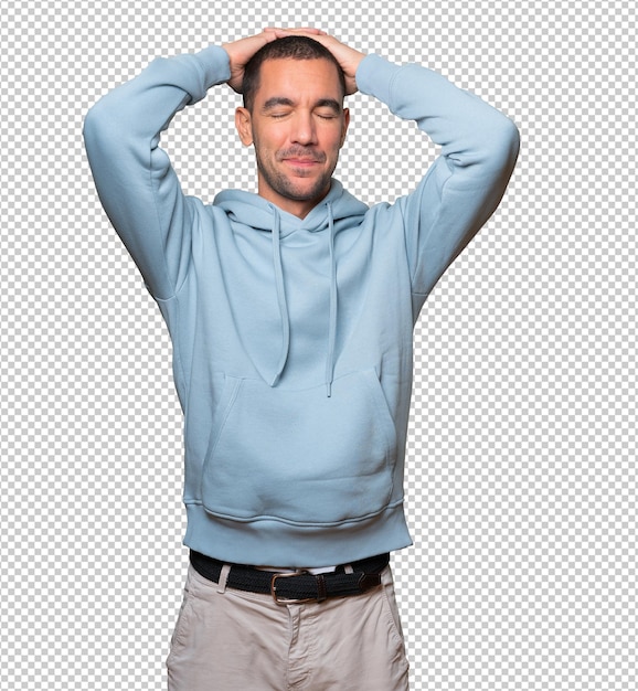 Homem quieto fazendo um gesto de relaxamento