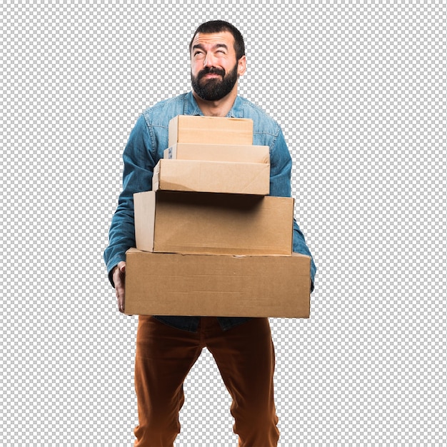 Homem segurando caixas