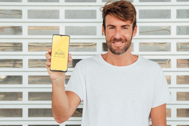 Homem segurando celular