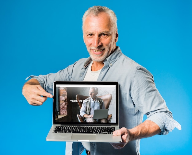 PSD homem sênior, apresentando, laptop, mockup