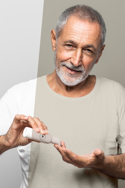 Homem sênior sorridente de tiro médio