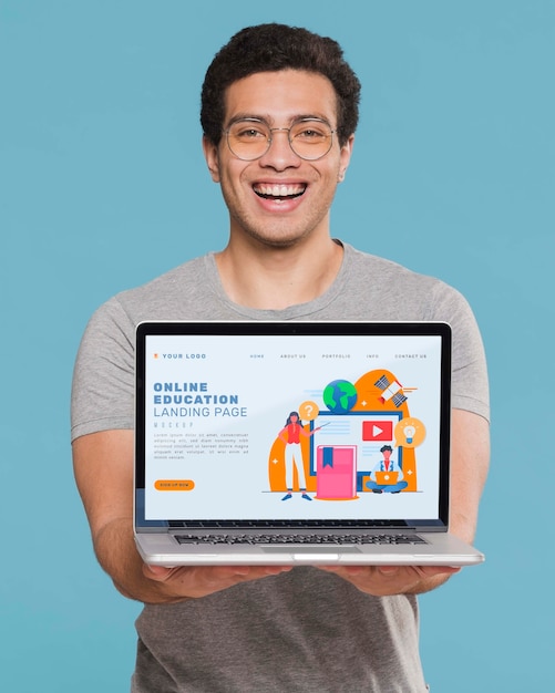Homem tiro médio segurando laptop