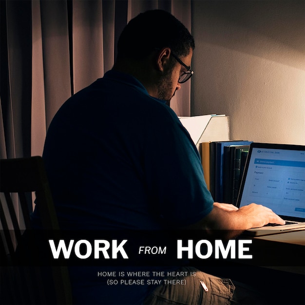Homem trabalhando em casa durante a pandemia de coronavírus