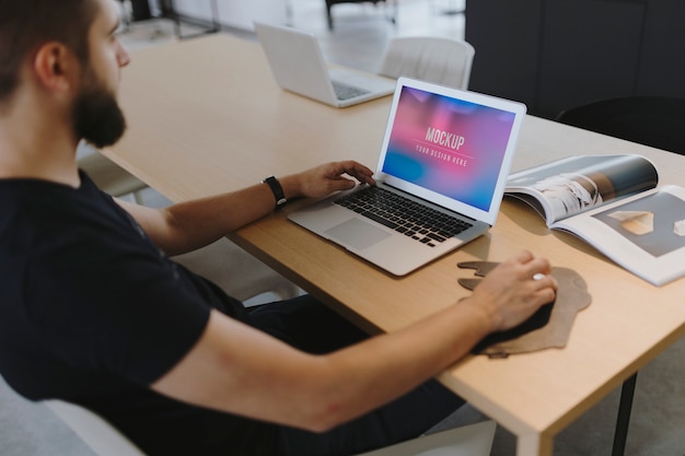 Homem trabalhando em seu laptop