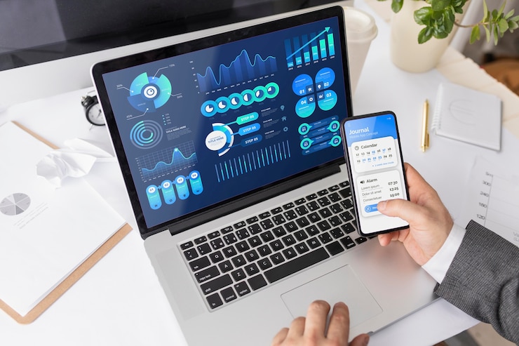 PSD homem trabalhando na mesa com mock-up laptop e telefone