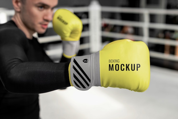 Homem usando maquete de luvas de boxe para treinamento