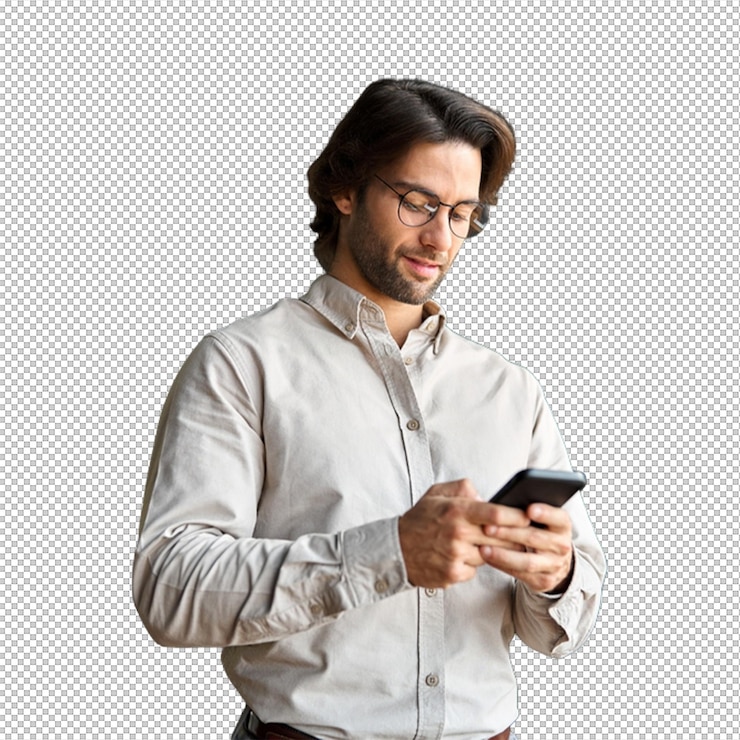 PSD homem usando smartphone sorrindo com óculos