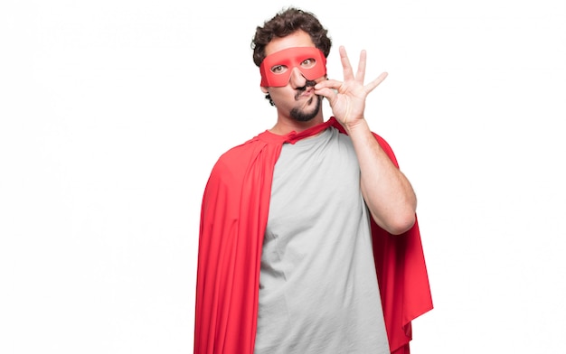 Homem vestido de super-herói, mostrando três dedos