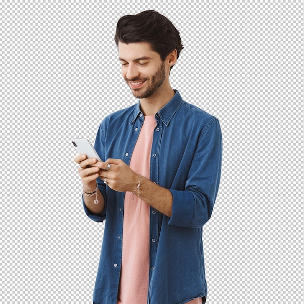 Homem vestindo camisa de jeans e usando smartphone em branco