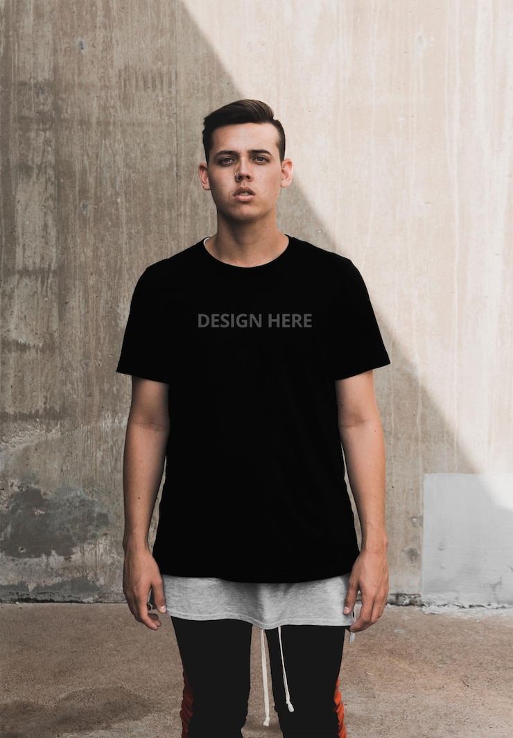 PSD homem vestindo maquete frontal de camiseta preta