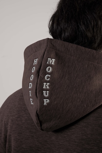 Homem vestindo mock-up de moletom com capuz