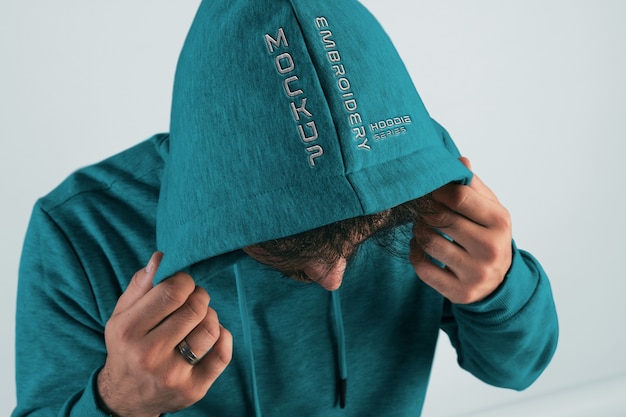 Homem vestindo mock-up de moletom com capuz
