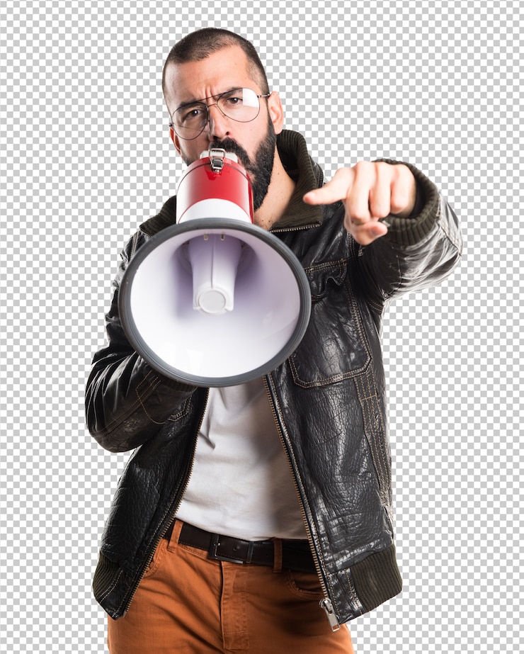 PSD homem vestindo uma jaqueta de couro gritando por megafone
