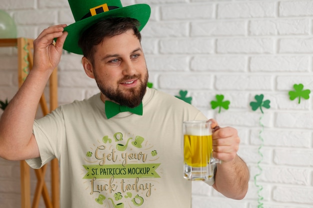 Homem vestindo uma maquiagem de camiseta do Dia de São Patrício