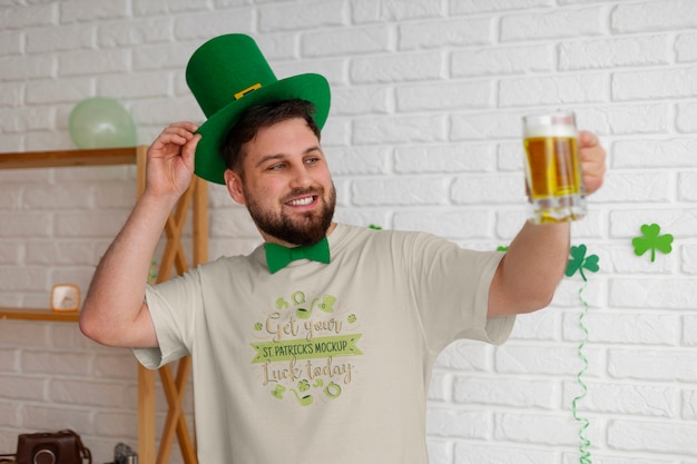 Homem vestindo uma maquiagem de camiseta do Dia de São Patrício