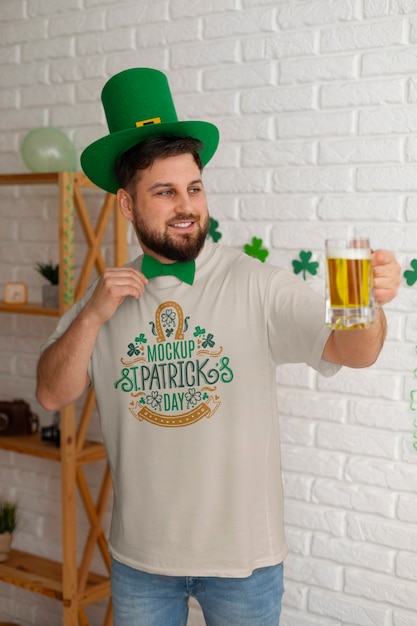 Homem vestindo uma maquiagem de camiseta do Dia de São Patrício