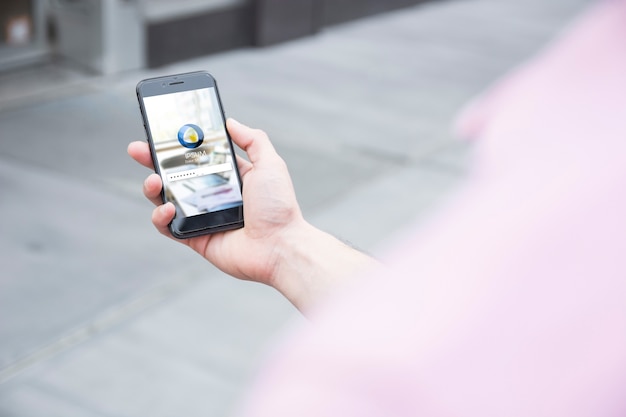 Homme d&#39;affaires à l&#39;aide de la maquette de smartphone