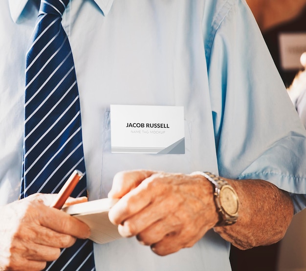 Un homme d'affaires dans une réunion tenant un cahier et un stylo