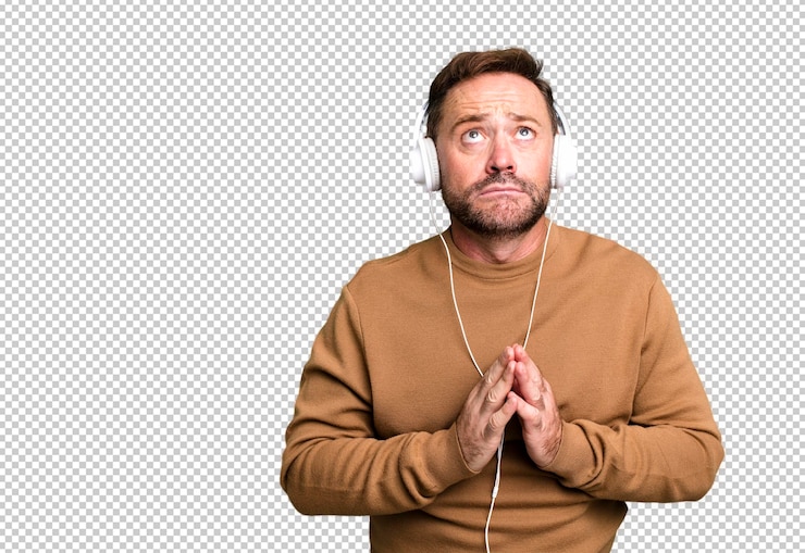 PSD homme d'âge moyen écoutant de la musique avec son concept d'entraîneur de sport casque avec un ballon de football