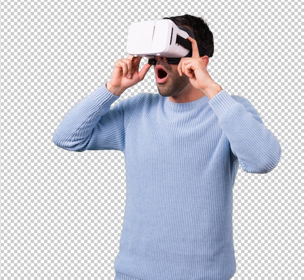 Homme au pull bleu à lunettes VR. Expérience de réalité virtuelle