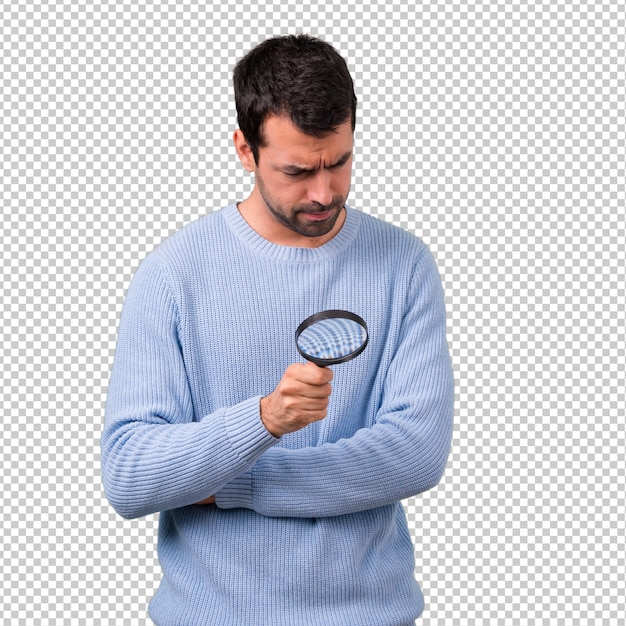 Homme Au Pull Bleu Tenant Une Loupe