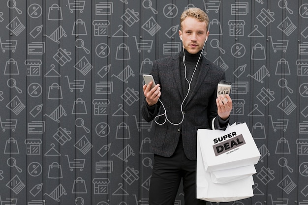 PSD homme aux mains pleines de sacs