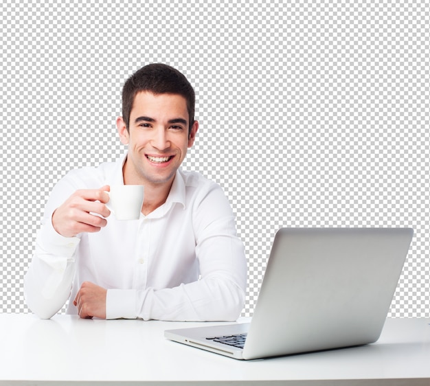 Homme buvant du café sur une table