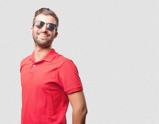 Homme en chemise rouge avec des lunettes de soleil