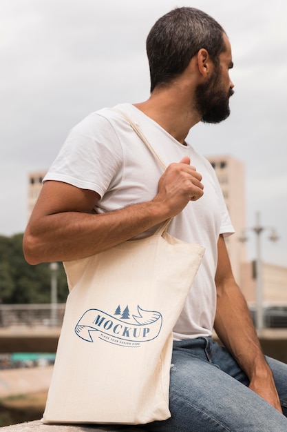 Homme avec concept de maquette de sac