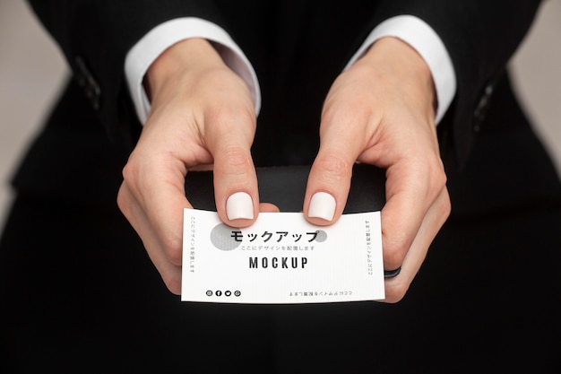 PSD homme en costume tenant une carte de visite