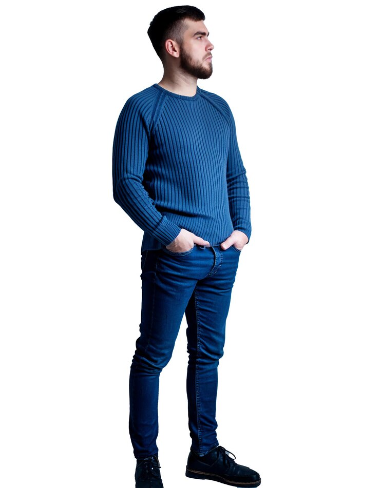 PSD un homme dans un pull bleu se tient devant un fond blanc