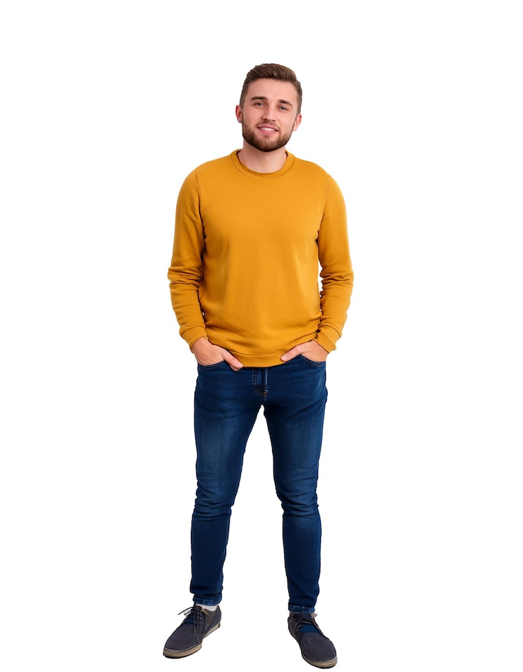 PSD un homme dans un pull jaune se tient devant un fond blanc